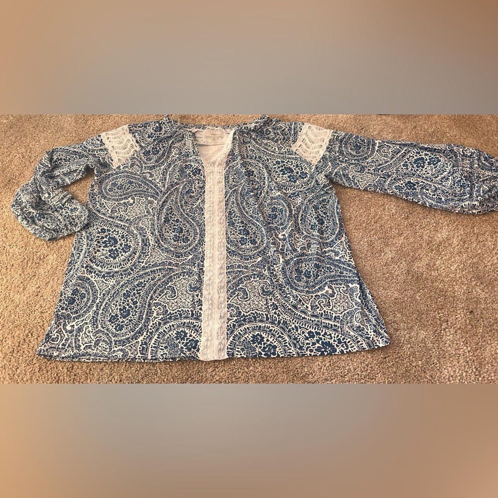 Cupio Blue and White Blouse with Lace Accents. Size 1X
